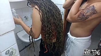 Me corro en el apretado coño de mi hermanastra Sex rapidin en el baño ante que lleguen nuestrro