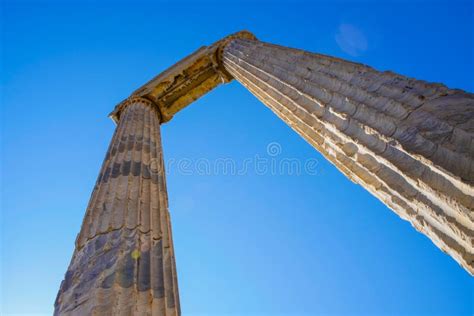 Columnas Griegas Sobre Pilares De Piedra Antigua Del Cielo Azul En