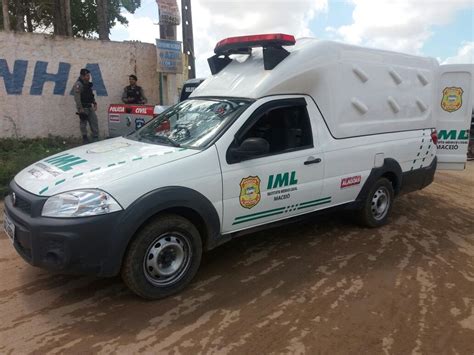 Homem é encontrado morto faca cravada na barriga em Maceió