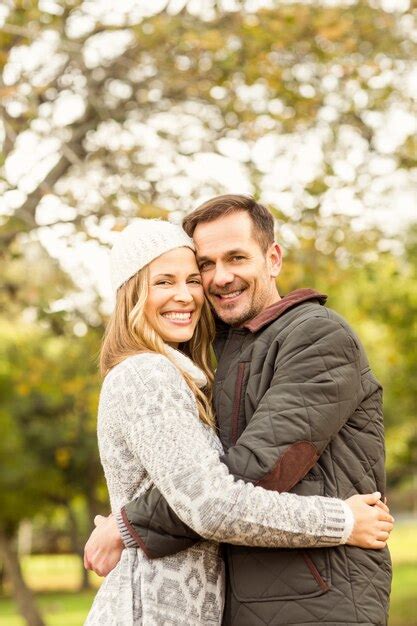 Retrato de sonriente joven pareja abrazándose Foto Premium