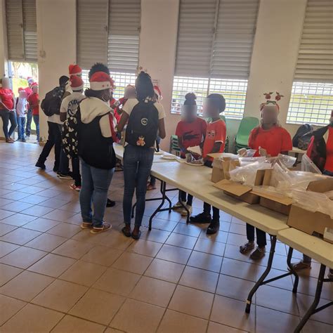 Distribution de goûters à Noël décembre 2023 Collège Cassien SAINTE