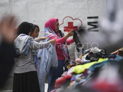 Bantuan Baju Layak Pakai Bagi Korban Kebakaran Depo Pertamina Antara Foto