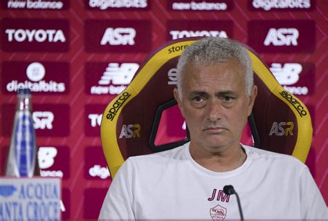 Roma La Conferenza Stampa Di Mourinho Prima Della Juventus Foto