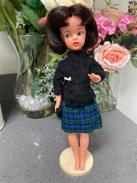 VINTAGE S DARK Brunette Pedigree Sindy Doll And Her Wardrobe PicClick UK