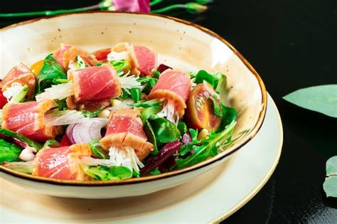 Salada Tataki Fresca E Deliciosa Atum Alface Cebola Roxa Tomate