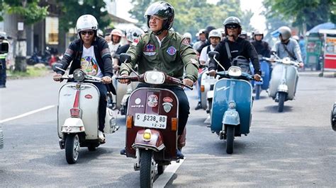 Ke Pekalongan Ganjar Pranowo Keliling Naik Vespa Dan Temui Komunitas