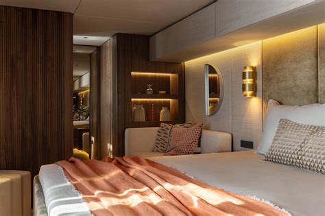 Paris Hilton S Hot Girl Summer Includes A Vacation On Nalani A Luxury Solar Electric Cat