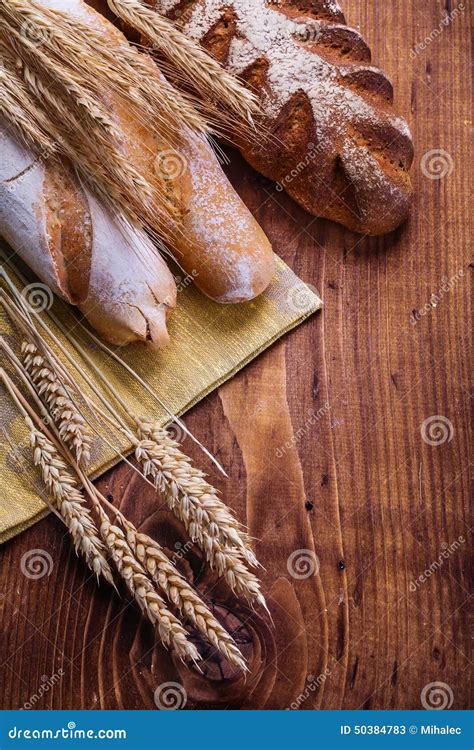 Samenstelling Van Brood En Tarweoren Op Oude Houten Stock Afbeelding