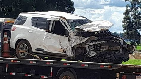 Colis O Frontal Envolvendo Caminhonete E Ve Culo Suv Deixa Feridos