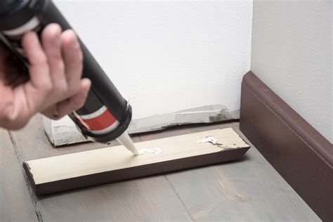 Pose De Parquet L Tape De L Installation Des Plinthes