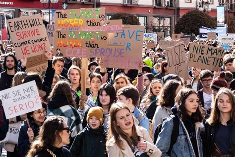 Protest Tysi Cy Miast M Odzie Owy Strajk Klimatyczny W Polsce Zdj Cia