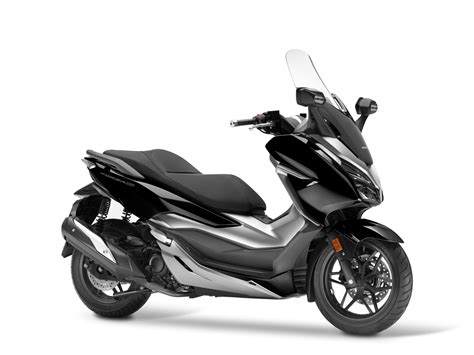 Motorrad Vergleich Yamaha Xmax 300 2021 Vs Honda Forza 300 2018