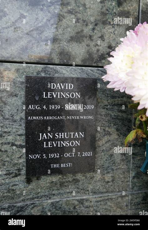 Los Angeles, California, USA 22nd December 2022 Actress Jan Shutan's Grave in Court of the ...