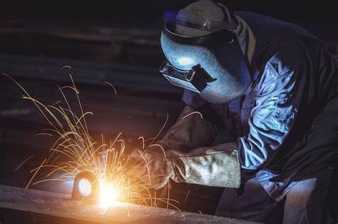 Trabajador de soldadura de estructura de acero en la fábrica Foto Premium