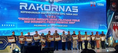 Pemkot Surabaya Raih Penghargaan Dukcapil Prima Award Kategori Kota