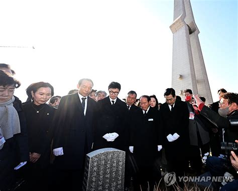 국립5·18민주묘지 참배하는 한동훈 연합뉴스