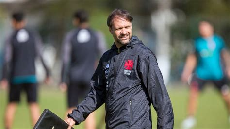 Vasco anuncia a saída do treinador Maurício Souza