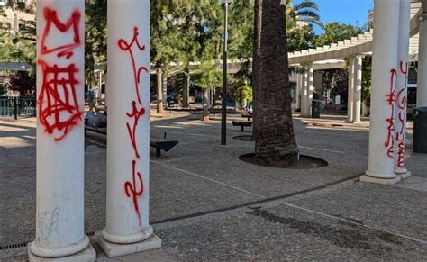 Aparecen pintadas vandálicas en la plaza de las Columnas Palma