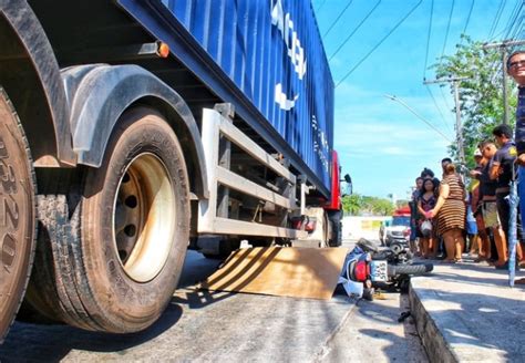 Motociclista De Aplicativo Morre Ao Tentar Ultrapassar Carreta Em Manaus