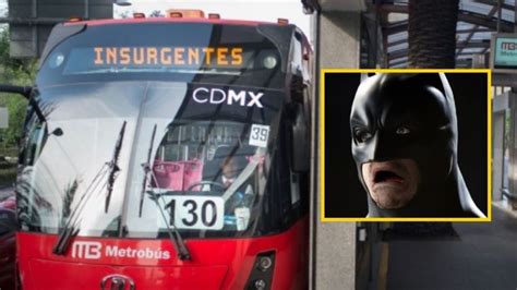 Multan a Batman por conducir en carril confinado de Metrobús en la