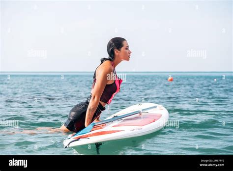 Sea Woman Sup Silhouette De Jeune Femme Heureuse En Bikini Rose Surf Sur Panneau SUP Pagayage