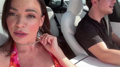 Öffentlicher Fick mit großbrüstiger MILF im Auto und großem Schwanz