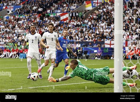 Gelsenkirchen L R Kyle Walker Aus England John Stones Aus England