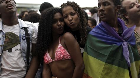 La multitudinaria Marcha del Orgullo Gay en Río de Janeiro desafió al nuevo alcalde que se negó