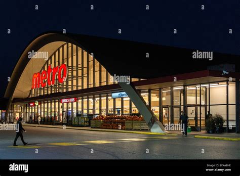 Entrance To A Metro Grocery Store Toronto Canada Stock Photo Alamy