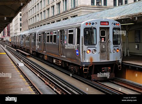 Elevated metro train at Randolph station, Chicago, USA Stock Photo - Alamy