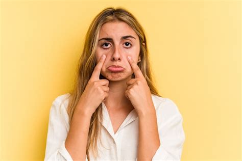 Jovem Mulher Loira Caucasiana Isolada Em Um Fundo Amarelo Chorando