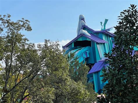 Water Flowing Scaffolds Down At Dudley Do Rights Ripsaw Falls As