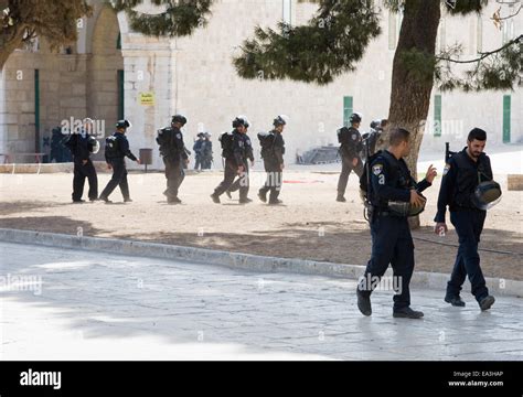 Oficiales De La Policía Israelí En Frente De La Mezquita De Al Aqsa En El Monte Del Templo En