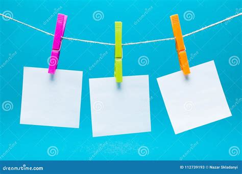 Roupa Das Cores E Etiquetas De Papel Para O Close Up Das Notas Imagem