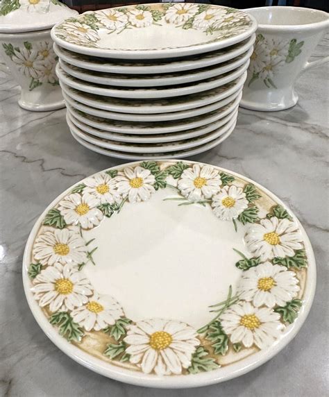 Set Of Metlox Poppy Trail Sculptured Daisy Bread Dessert Plates White