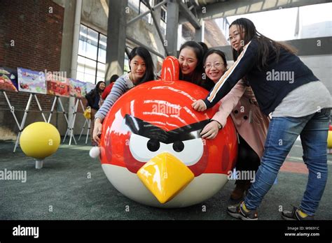 Las Mujeres J Venes Constituyen Un P Jaro Enojado En El Angry Birds