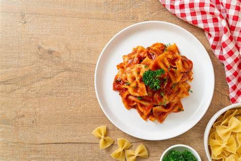 Pasta Farfalle En Salsa De Tomate Con Perejil Estilo Italiano Foto