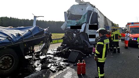 Lastwagen Kracht Auf A In Stauende Fahrer Lebensgef Hrlich Verletzt