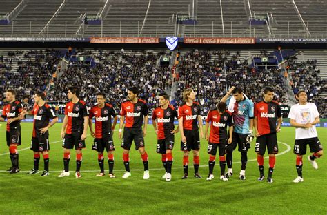 Vélez Venció Bien A Newells Que Podría Perder La Cima Infobae