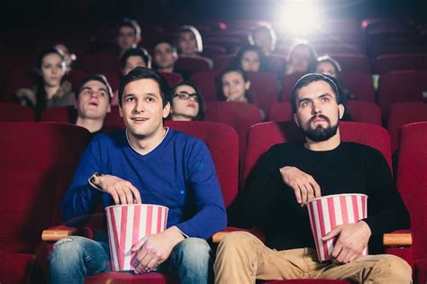 Amigos En El Cine Una Interesante Sesi N De Cine Foto Premium