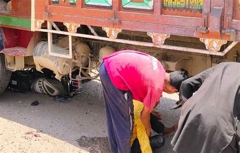 हादसे में ट्रक के नीचे फंसी बाइक बाइक सवार दो भाई गंभीर घायल Bike Got Stuck Under The Truck