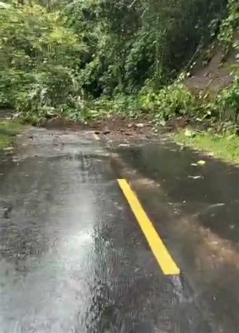 Longsor Jalan Dorpedu Lurah Dan Warga Bersihkan Secara Manual Umar