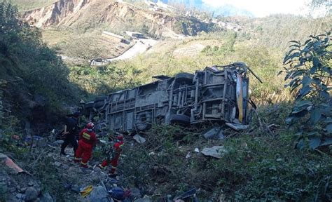 Al Menos 26 Muertos Por Caída De ómnibus A Un Abismo En El Sur De Perú