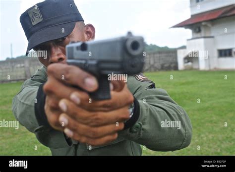 Pistola Policial Fotografías E Imágenes De Alta Resolución Alamy