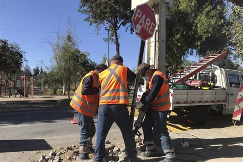 EQUIPOS MUNICIPALES REALIZAN TRABAJOS DE MEJORAMIENTO DE CALLES Y