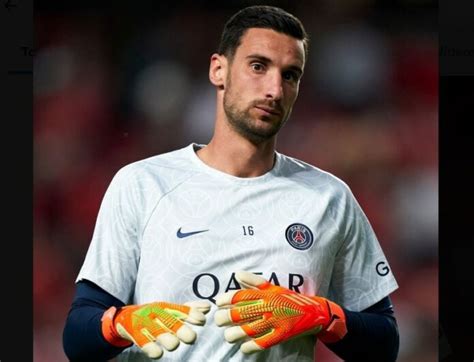 Bramkarz PSG Sergio Rico został przewieziony do szpitala po poważnym