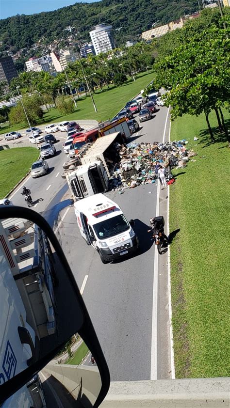 Caminhão 35 toneladas de lixo tomba em Florianópolis