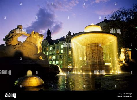 Wittelsbacher Brunnen Fountain Maximiliansplatz Square Munich