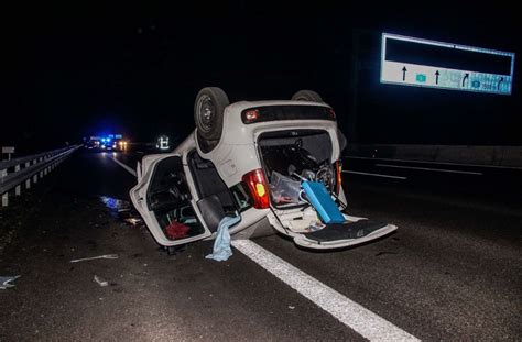 A Bei Leonberg Sekundenschlaf Auto Berschl Gt Sich