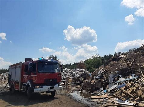 Pożar składowiska odpadów w Woli Łaskiej W akcji kilkanaście wozów